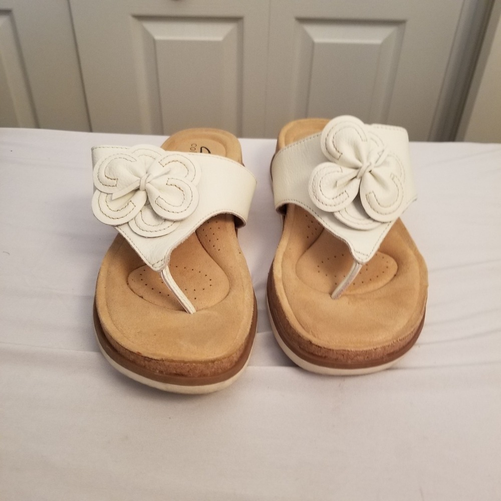Clarks Collection White Faux Leather Flower Thong Sandals Wedge Slide Womens 8M